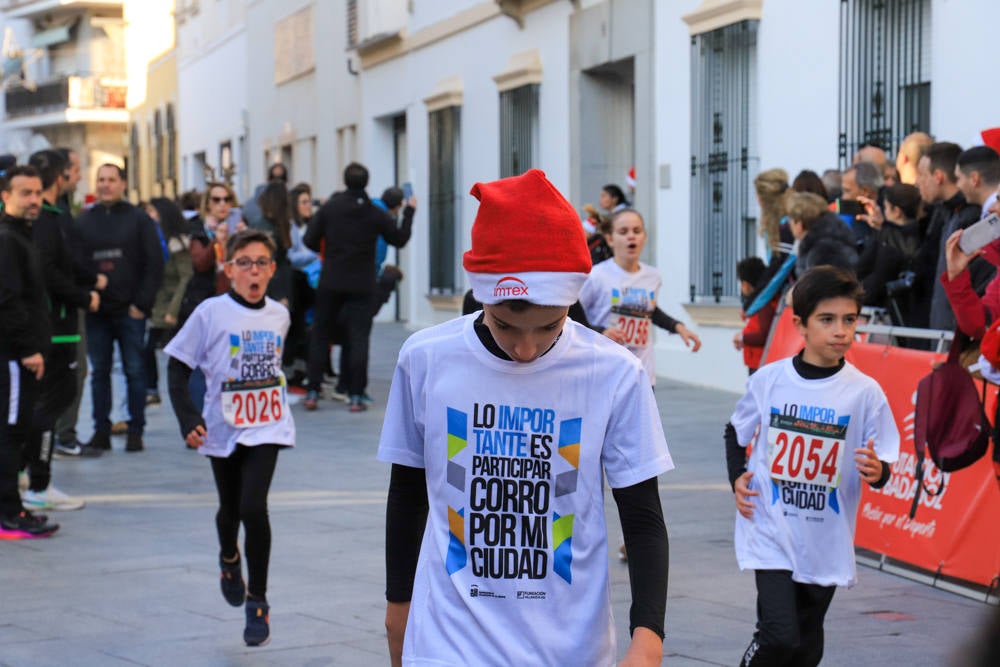 Pequeños y mayores han disfrutado de la Carrera de Navidad de Villanueva. 