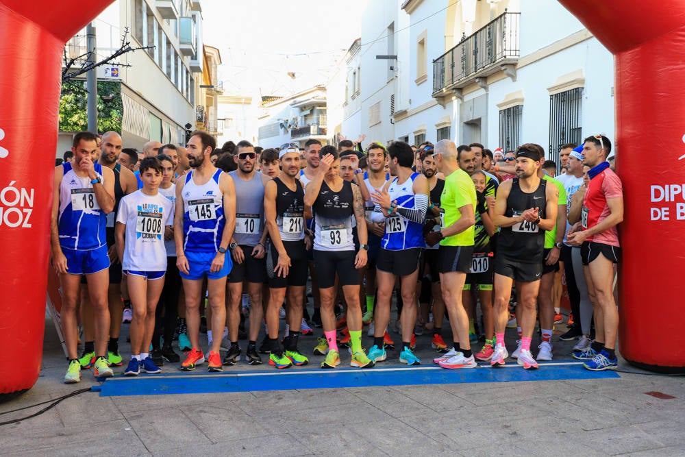 Pequeños y mayores han disfrutado de la Carrera de Navidad de Villanueva. 