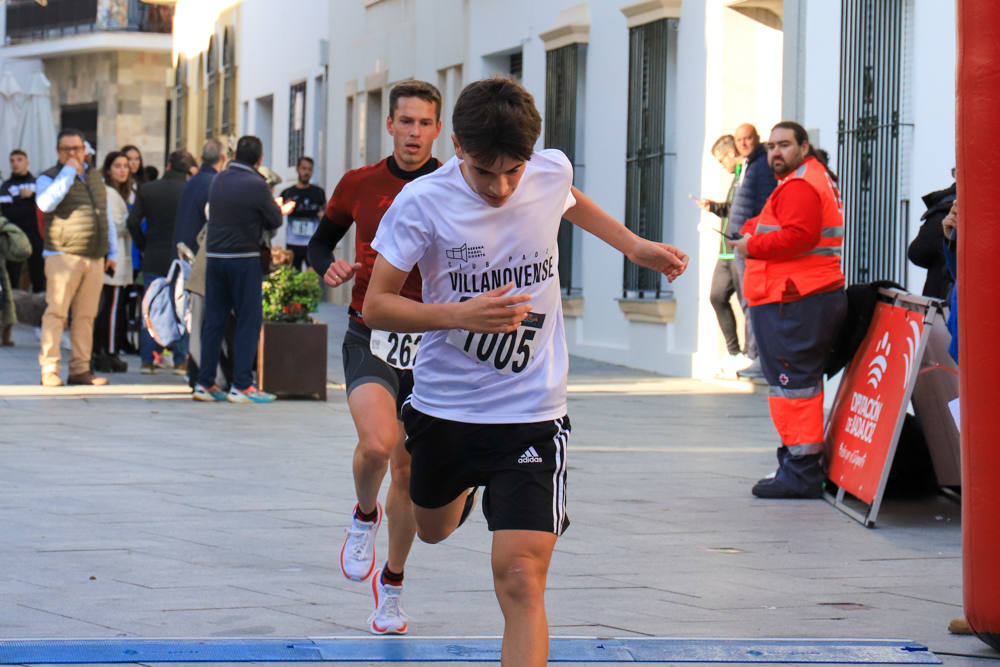 Pequeños y mayores han disfrutado de la Carrera de Navidad de Villanueva. 