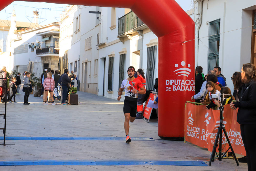 Pequeños y mayores han disfrutado de la Carrera de Navidad de Villanueva. 