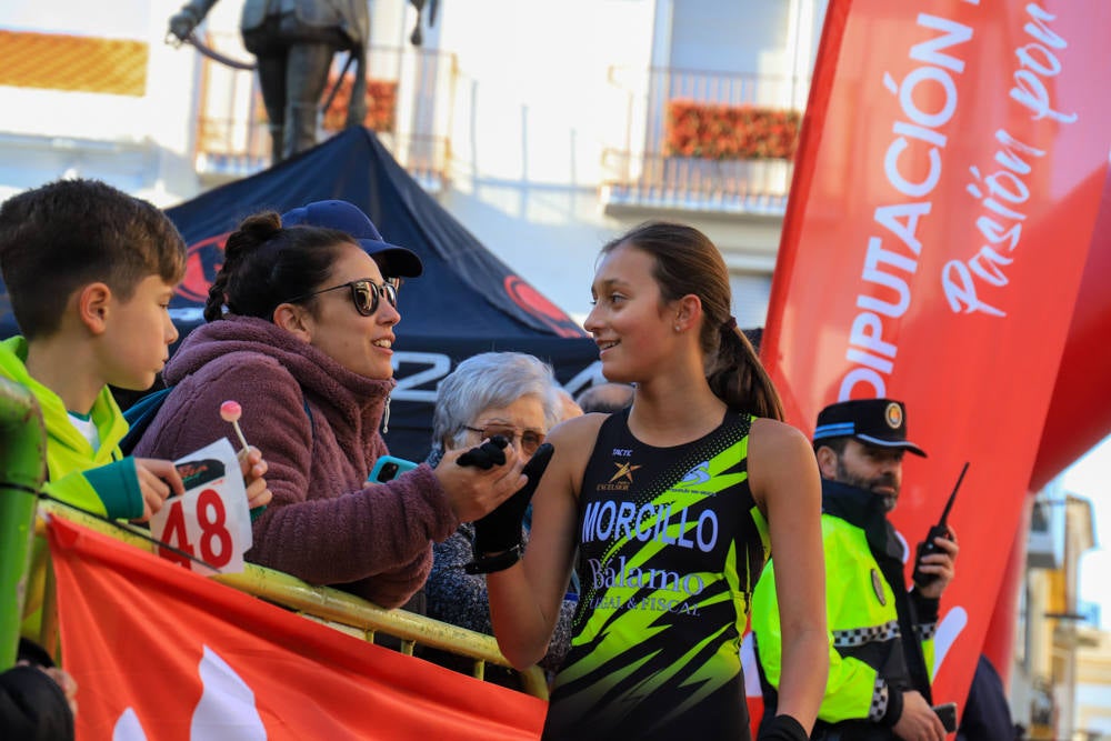 Pequeños y mayores han disfrutado de la Carrera de Navidad de Villanueva. 