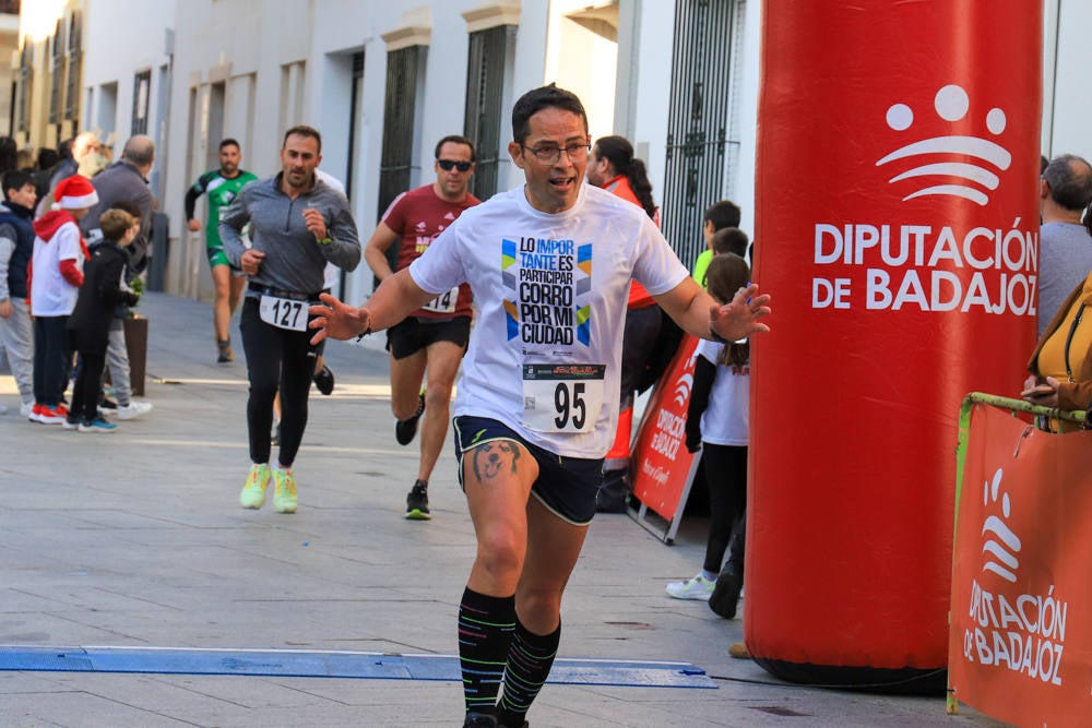 Pequeños y mayores han disfrutado de la Carrera de Navidad de Villanueva. 