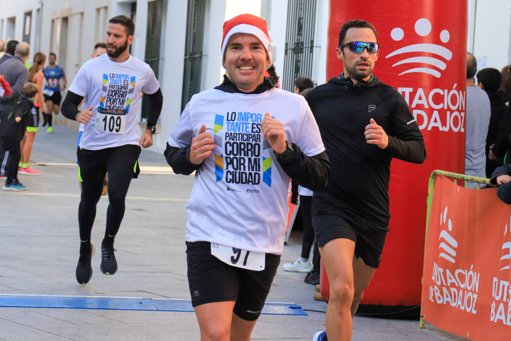 Pequeños y mayores han disfrutado de la Carrera de Navidad de Villanueva. 