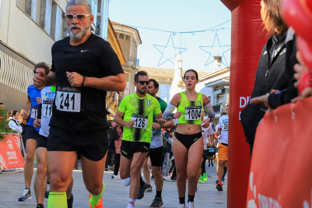 Pequeños y mayores han disfrutado de la Carrera de Navidad de Villanueva. 