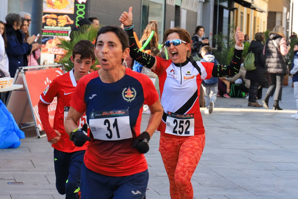 Pequeños y mayores han disfrutado de la Carrera de Navidad de Villanueva. 
