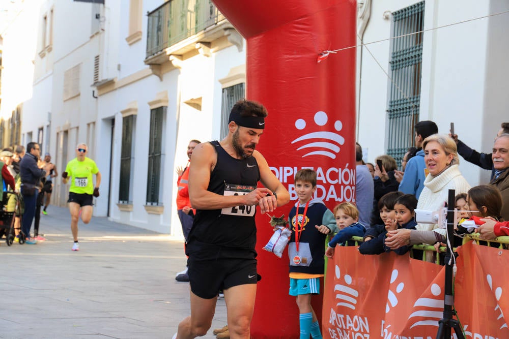 Pequeños y mayores han disfrutado de la Carrera de Navidad de Villanueva. 