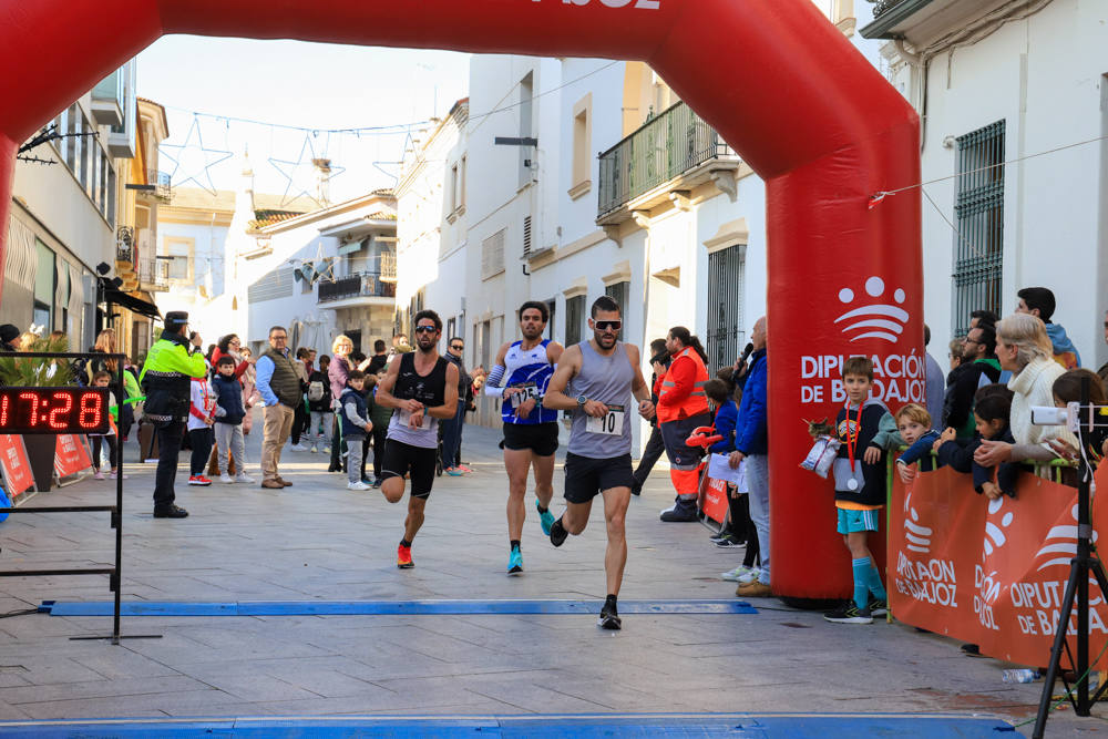 Pequeños y mayores han disfrutado de la Carrera de Navidad de Villanueva. 