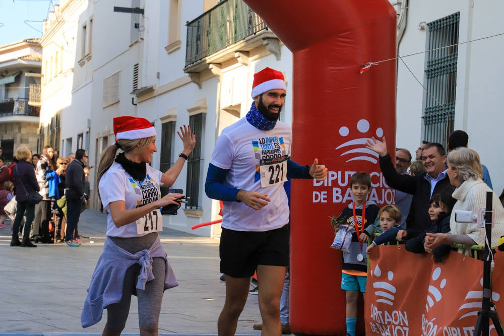 Pequeños y mayores han disfrutado de la Carrera de Navidad de Villanueva. 