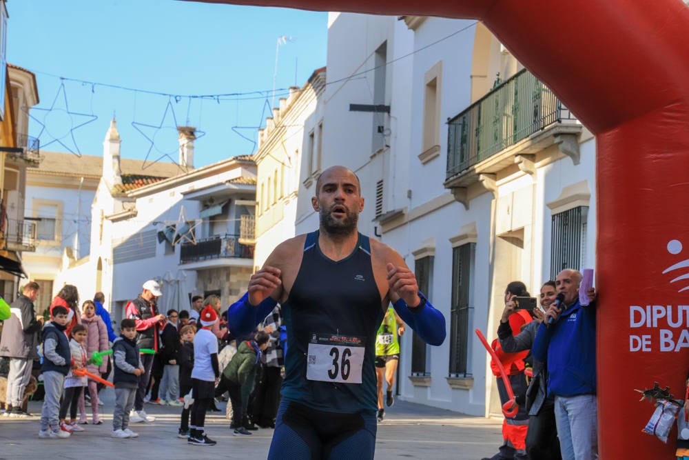 Pequeños y mayores han disfrutado de la Carrera de Navidad de Villanueva. 