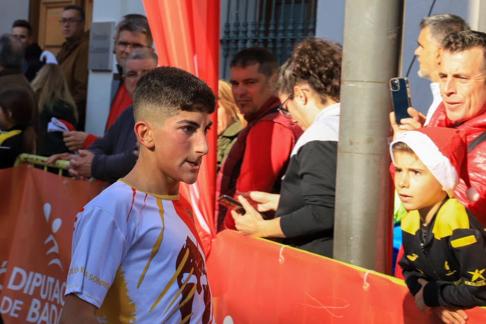 Pequeños y mayores han disfrutado de la Carrera de Navidad de Villanueva. 