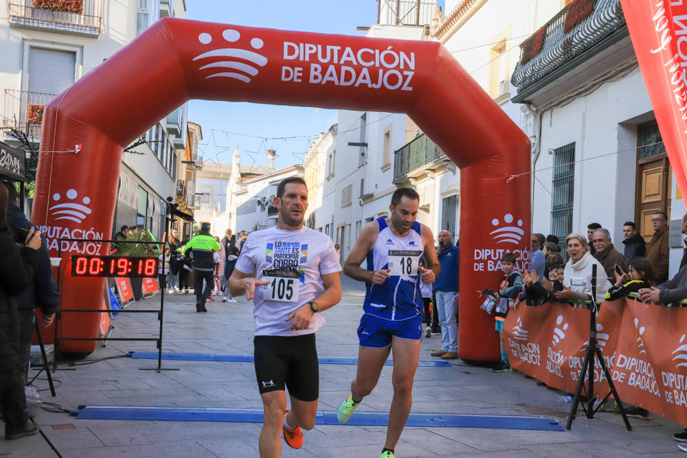 Pequeños y mayores han disfrutado de la Carrera de Navidad de Villanueva. 