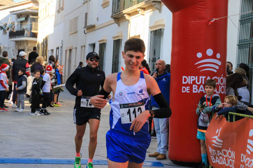 Pequeños y mayores han disfrutado de la Carrera de Navidad de Villanueva. 