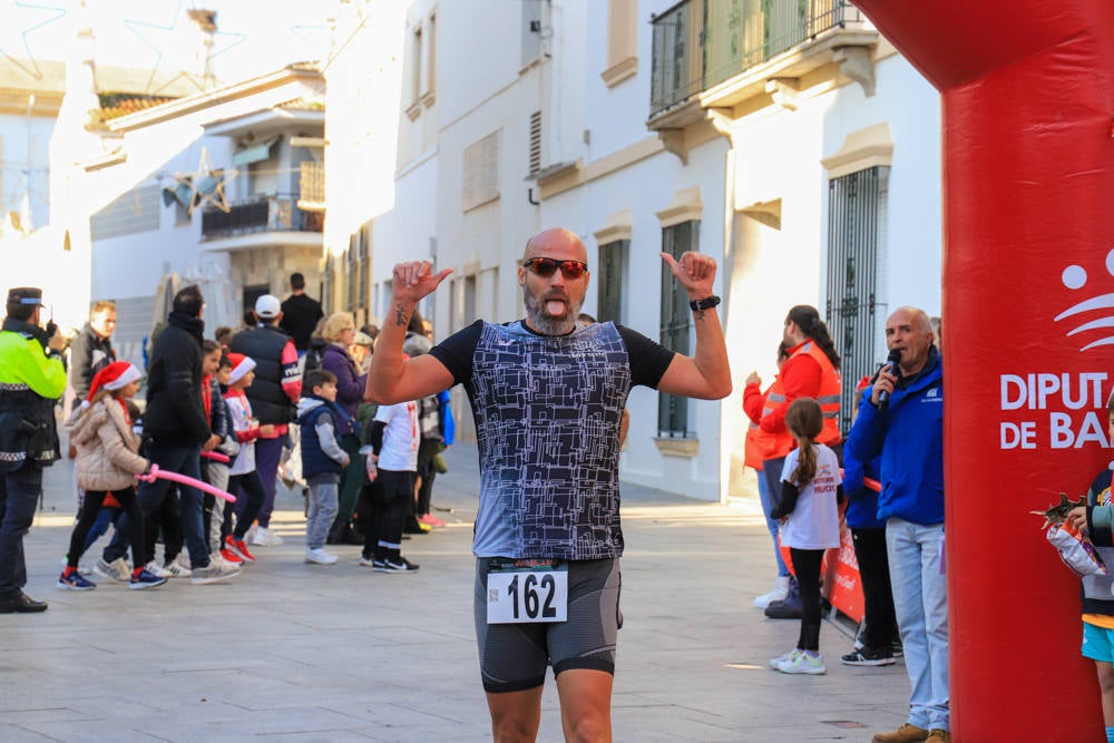 Pequeños y mayores han disfrutado de la Carrera de Navidad de Villanueva. 