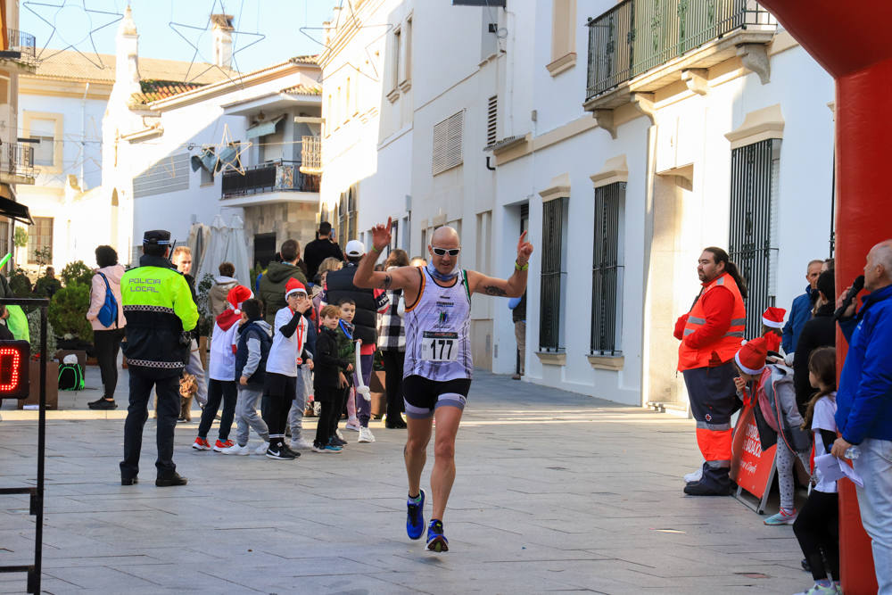 Pequeños y mayores han disfrutado de la Carrera de Navidad de Villanueva. 