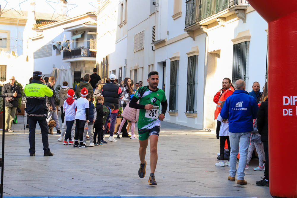 Pequeños y mayores han disfrutado de la Carrera de Navidad de Villanueva. 