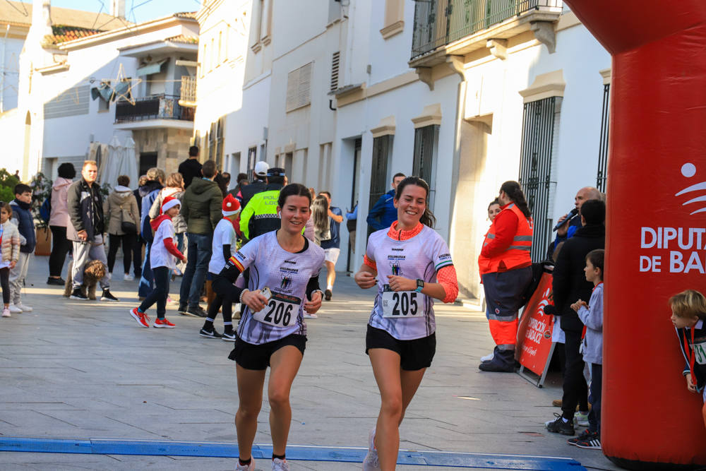 Pequeños y mayores han disfrutado de la Carrera de Navidad de Villanueva. 