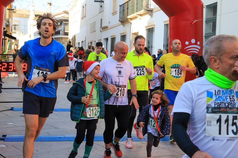 Pequeños y mayores han disfrutado de la Carrera de Navidad de Villanueva. 