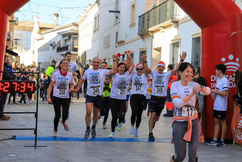 Pequeños y mayores han disfrutado de la Carrera de Navidad de Villanueva. 