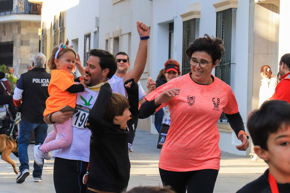Pequeños y mayores han disfrutado de la Carrera de Navidad de Villanueva. 