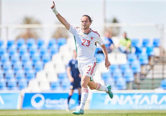 Josh Farrell celebra su primer gol con la sub21 de Gales.
