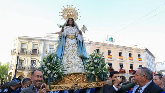 Un malagueño bajo el paso de la Aurora en la Carrerita