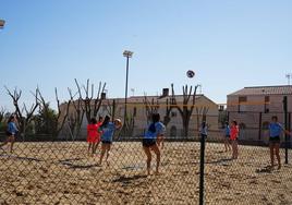 Construyen una nueva pista de vóley-playa junto al pabellón Lares