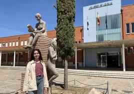 La estudiante Mara Sánchez recibe una de las 50 Becas Europa