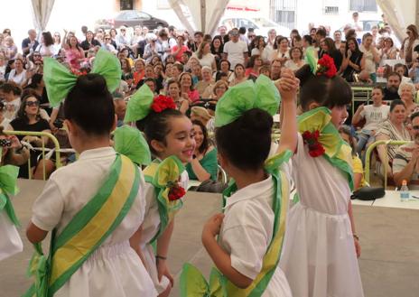 Imagen secundaria 1 - Momentos del Festival de Mayas. 