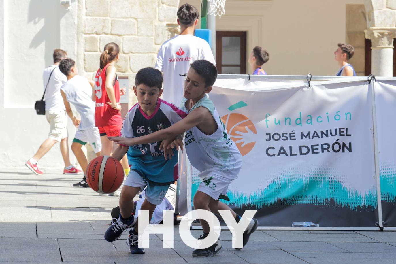 Calor y solidaridad en el Street Basket de Calderón