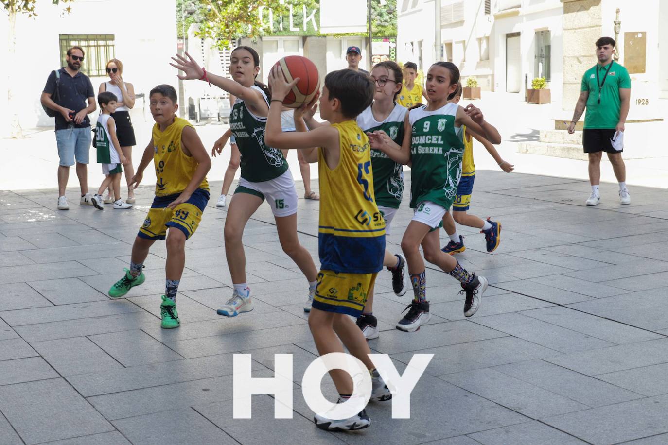 Calor y solidaridad en el Street Basket de Calderón