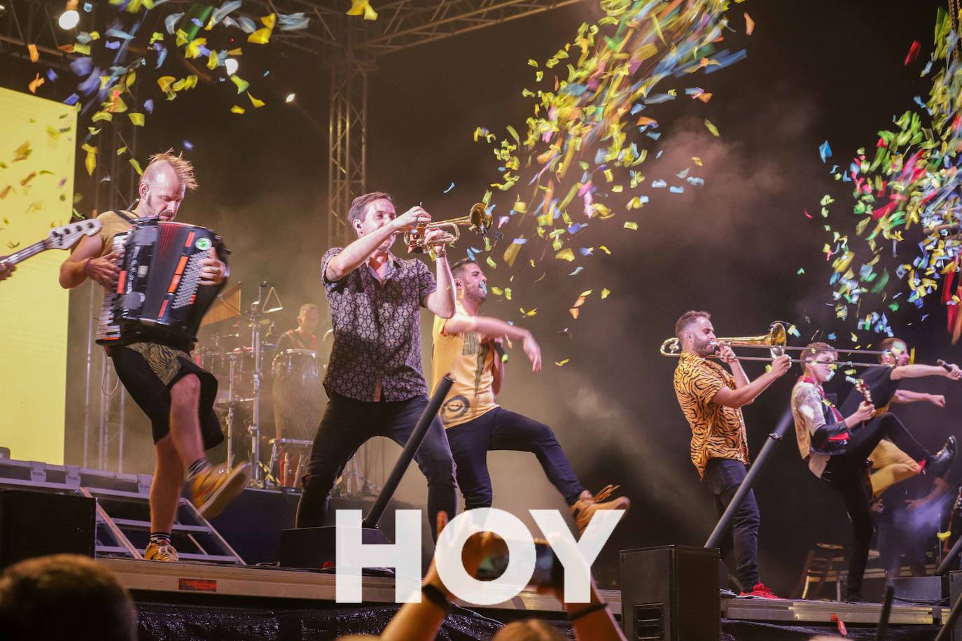 La Pegatina monta una fiesta tras la multitudinaria Feria de Día