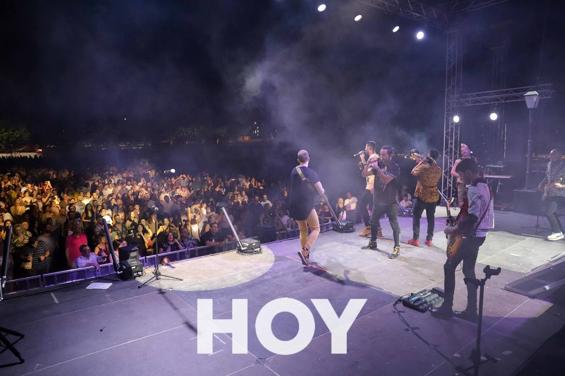 La Pegatina monta una fiesta tras la multitudinaria Feria de Día