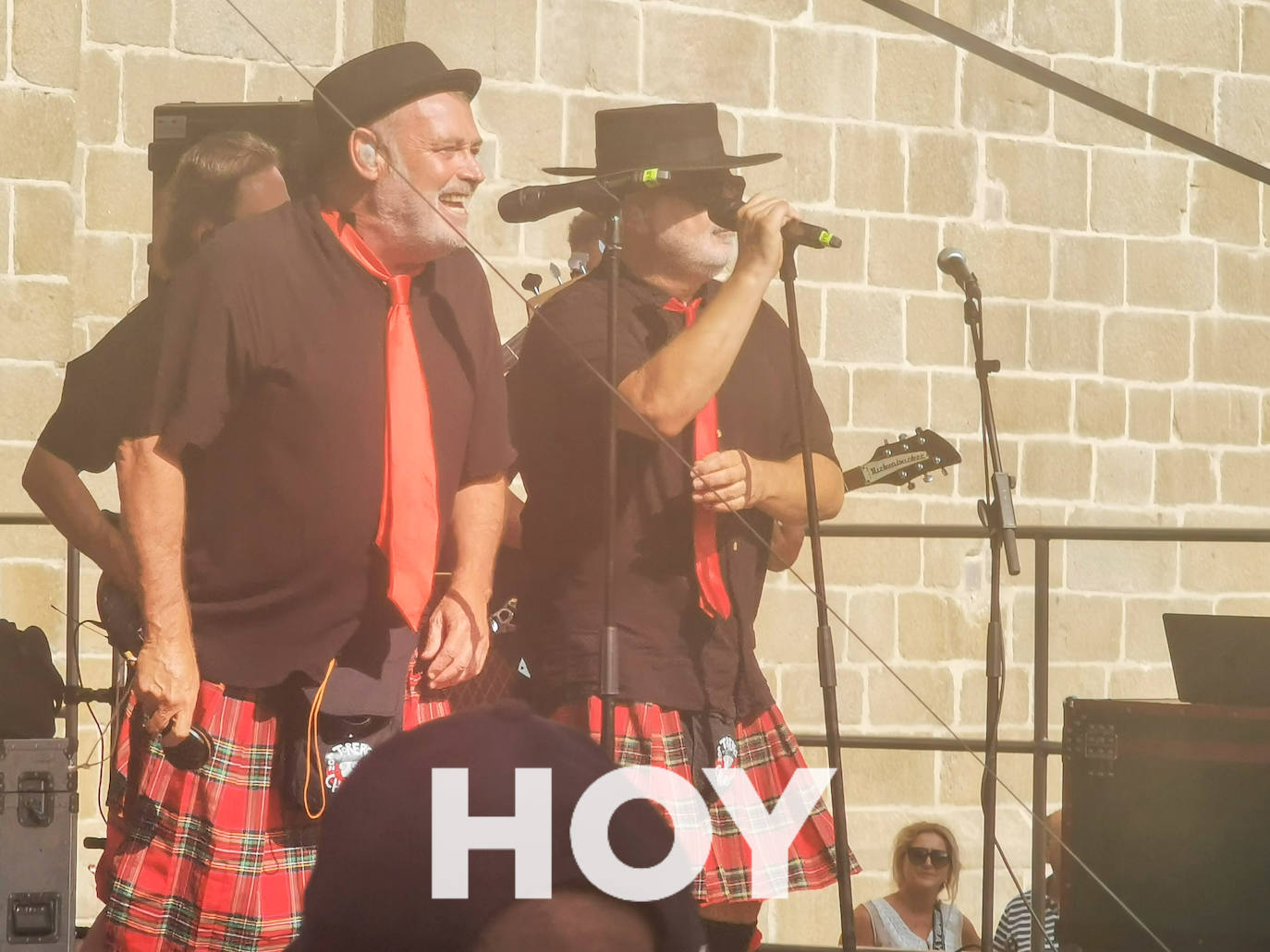 La Pegatina monta una fiesta tras la multitudinaria Feria de Día