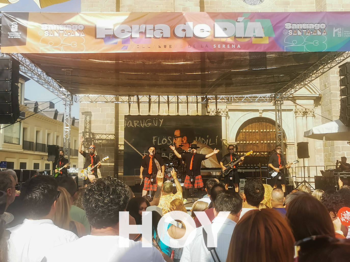 La Pegatina monta una fiesta tras la multitudinaria Feria de Día