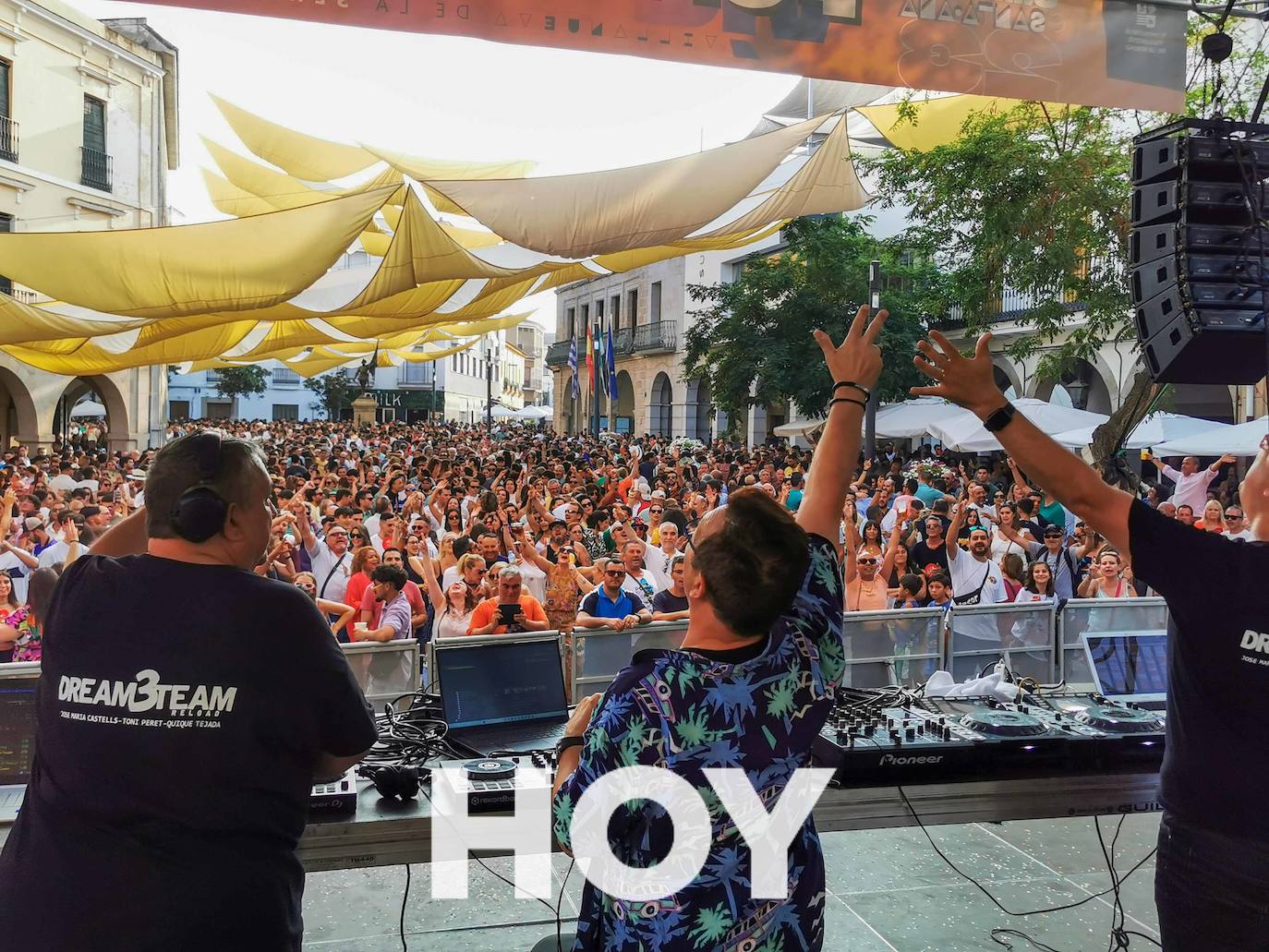 La Pegatina monta una fiesta tras la multitudinaria Feria de Día