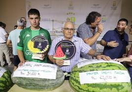 Llorenç Soler y Antonio González junto a los frutos ganadores.