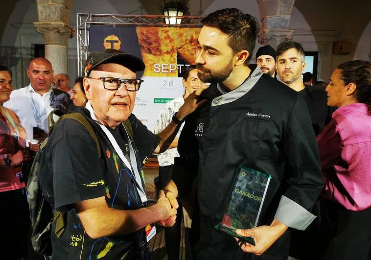 Rafael García Santos felicita al ganador Adrián Cuevas.