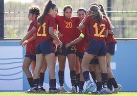 Sara Pérez, con el dorsal 21, celebra uno de los goles de España contra Portugal.