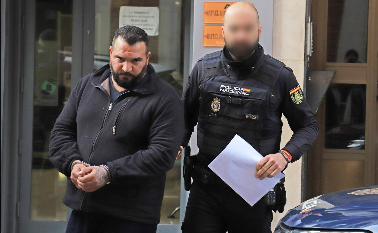 Llegada del presunto agresor a los juzgados de Villanueva. 