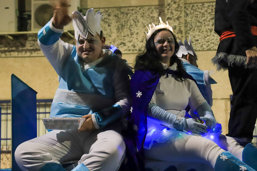 17 carrozas y cuatro pasacalles formaron la cabalgata en Villanueva. 