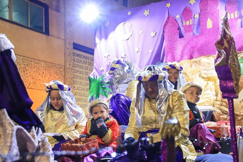 17 carrozas y cuatro pasacalles formaron la cabalgata en Villanueva. 