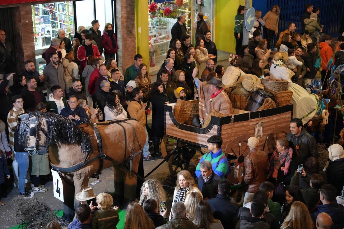 17 carrozas y cuatro pasacalles formaron la cabalgata en Villanueva. 