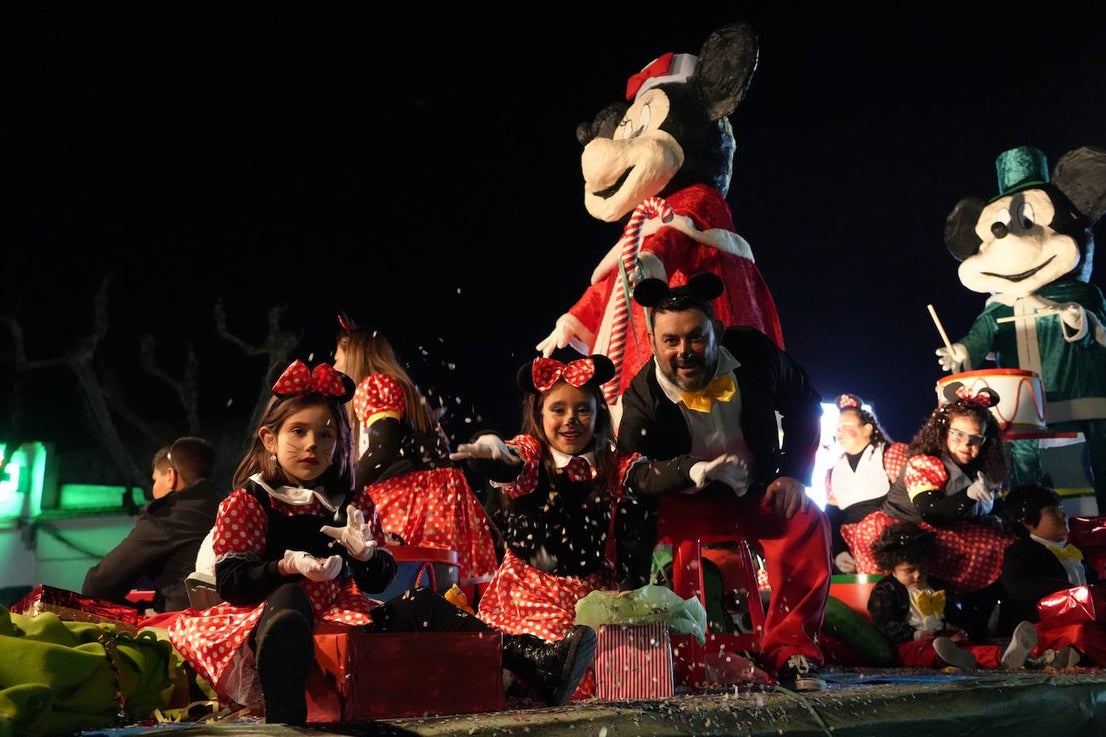 17 carrozas y cuatro pasacalles formaron la cabalgata en Villanueva. 