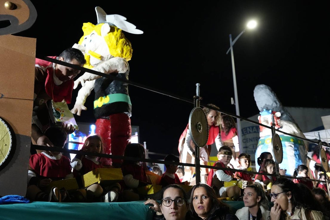 17 carrozas y cuatro pasacalles formaron la cabalgata en Villanueva. 