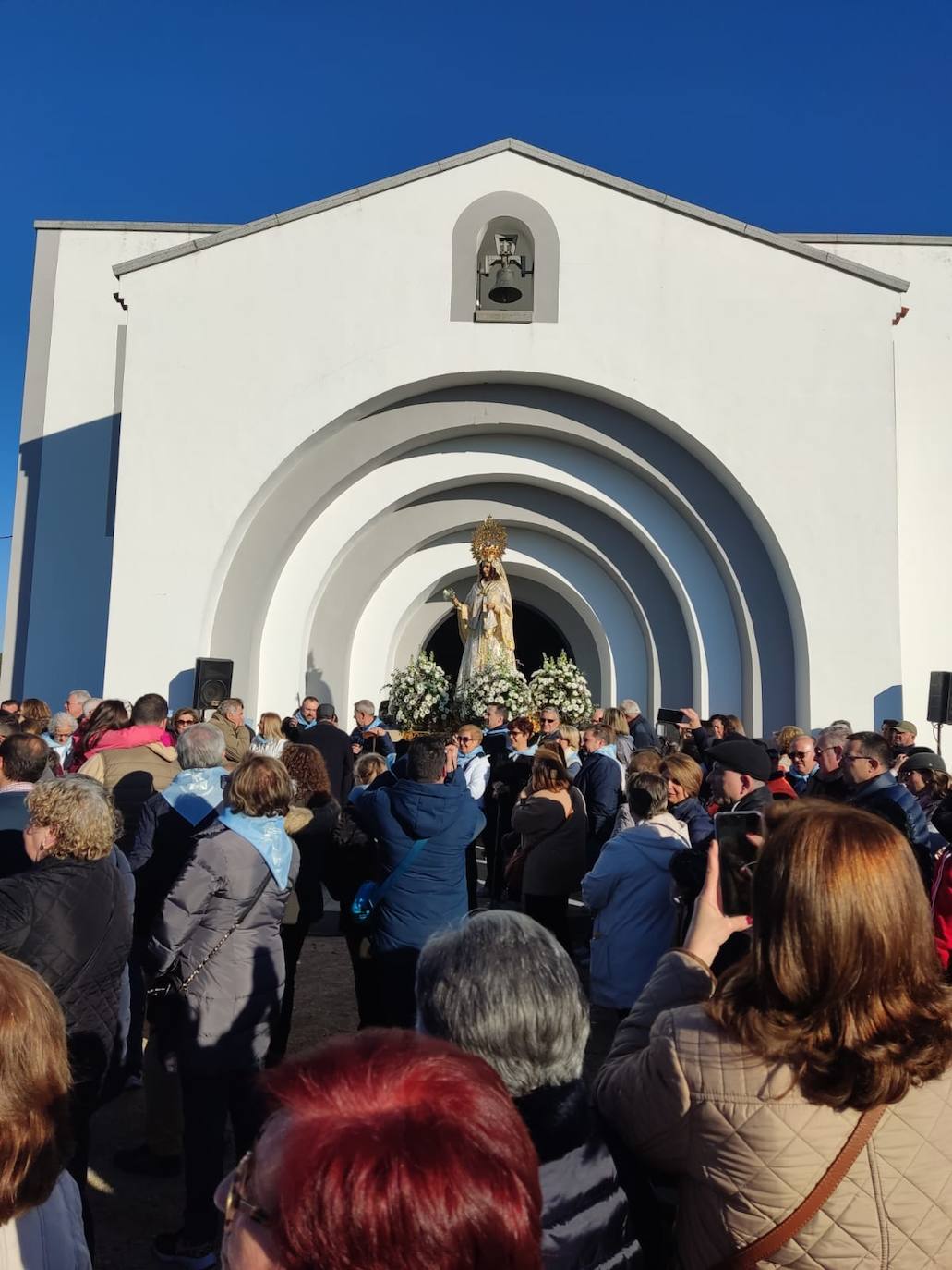 Cientos de villanovenses asistieron este sábado a la despedida en la ermita.