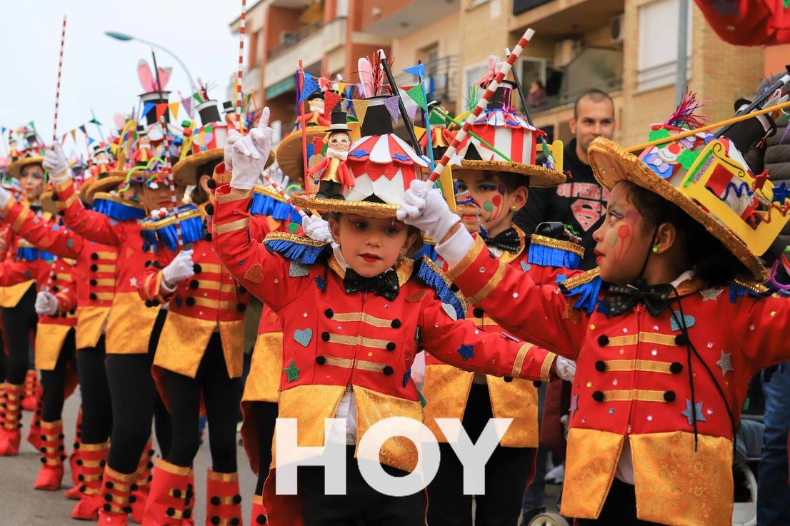 El desfile se celebró este sábado con final en la plaza de España. 