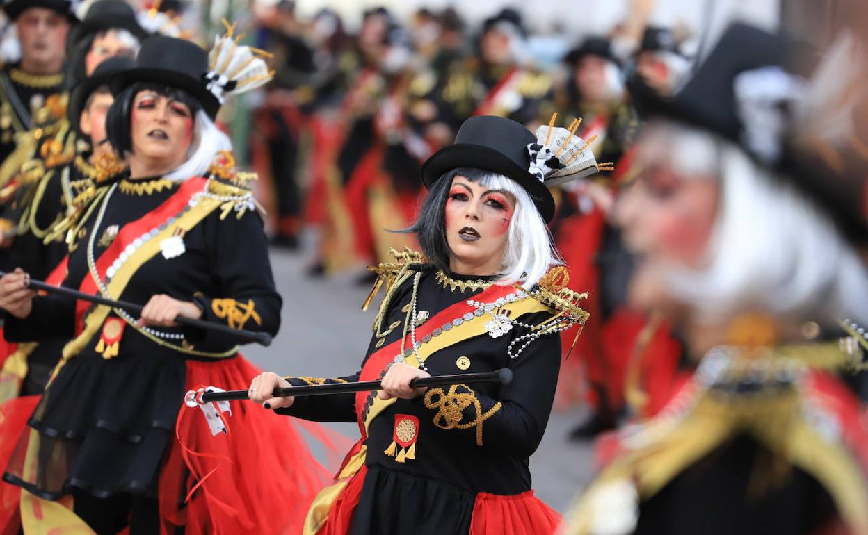 Niños y mayores disfrutan del tradicional desfile de carnaval