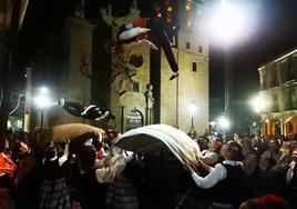 El Manteo del Pelele pone fin a varios días de carnaval