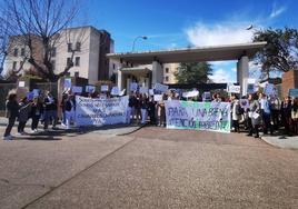 Protesta de este miércoles a las puertas del centro.