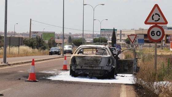 Un vehículo sale ardiendo en la carretera Don Benito - Villanueva
